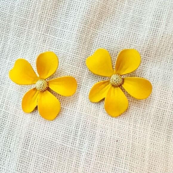 Yellow petal Daisy stud earrings - Picture 2 of 3